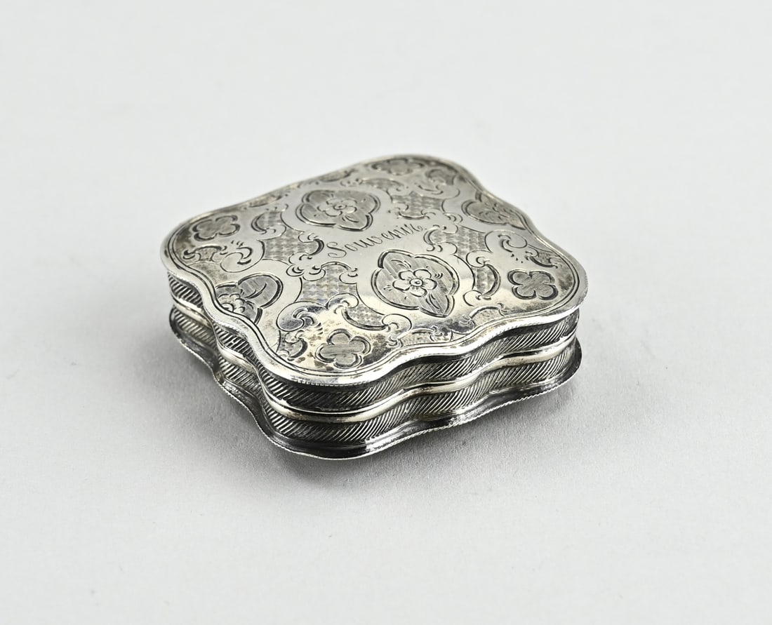 Silver box with figures: Silver box, 833/000, rectangular model with a representation of the birth of Venus on the lid. Portugal. 5.5x3.2x1cm. approx. 50.7 grams. The inside is provided with a gilding. In good condition.