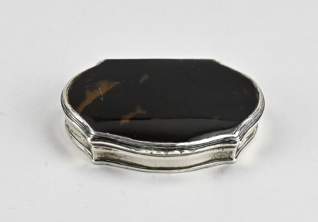 Antique snuff box.: Silver snuffbox, antique 925/000, oval contoured model. 8x6,5x2cm. approx. 59 grams. In good condition.