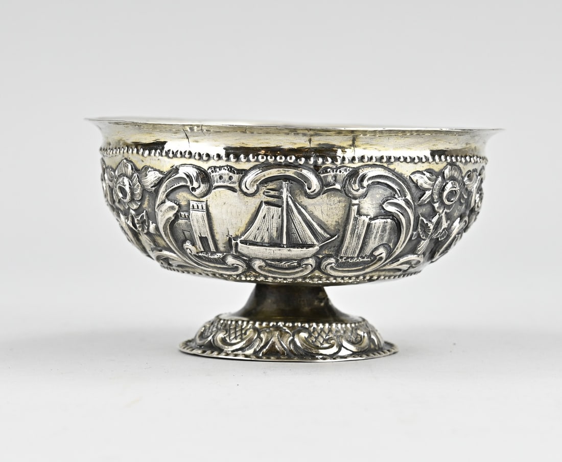 Silver cream bowl: Silver cream bowl decorated with allegorical representations with ships and putti heads. ø13x7cm. approx. 144 grams. In good condition.
