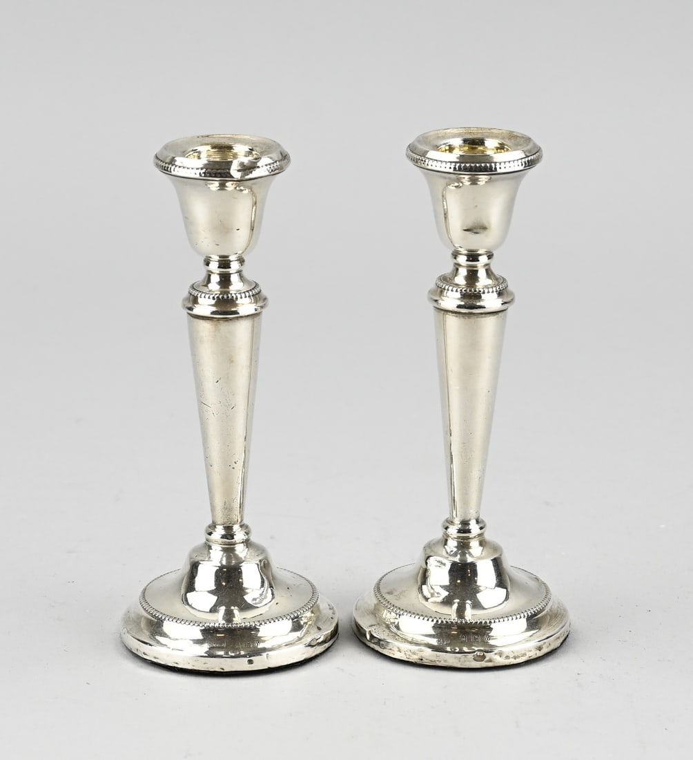 2 Silver candlesticks: Two silver table candlesticks, 925/000, on round base with pearl decoration. ø6x14cm. MT.: Marson & Jones, Birminham, jl.: y:1923. Various dents and base damaged. Gross weight approx. 265 grams,