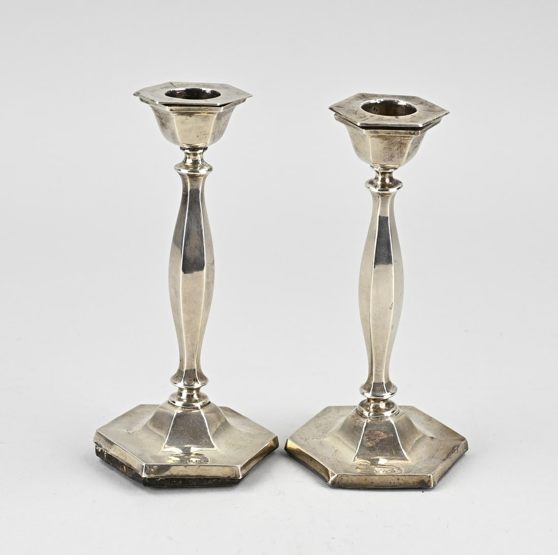 2 Silver candlesticks: Two silver candlesticks, 925/000, on a hexagonal base and a hexagonal light. MT.; Wilmott Manufacturing Co., Birmingham. jl.: E: 1929. With filled base. Total approx. 260 grams. In fair condition