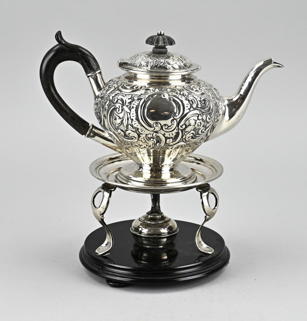 Silver teapot with stove: Silver teapot & stove, Teapot, 925/000, richly decorated with acanthus leaves and volutes. Provided with a wooden handle and wooden knob. Birmingham, jl.:H: 1856. 22x12x15cm. Placed on a silver