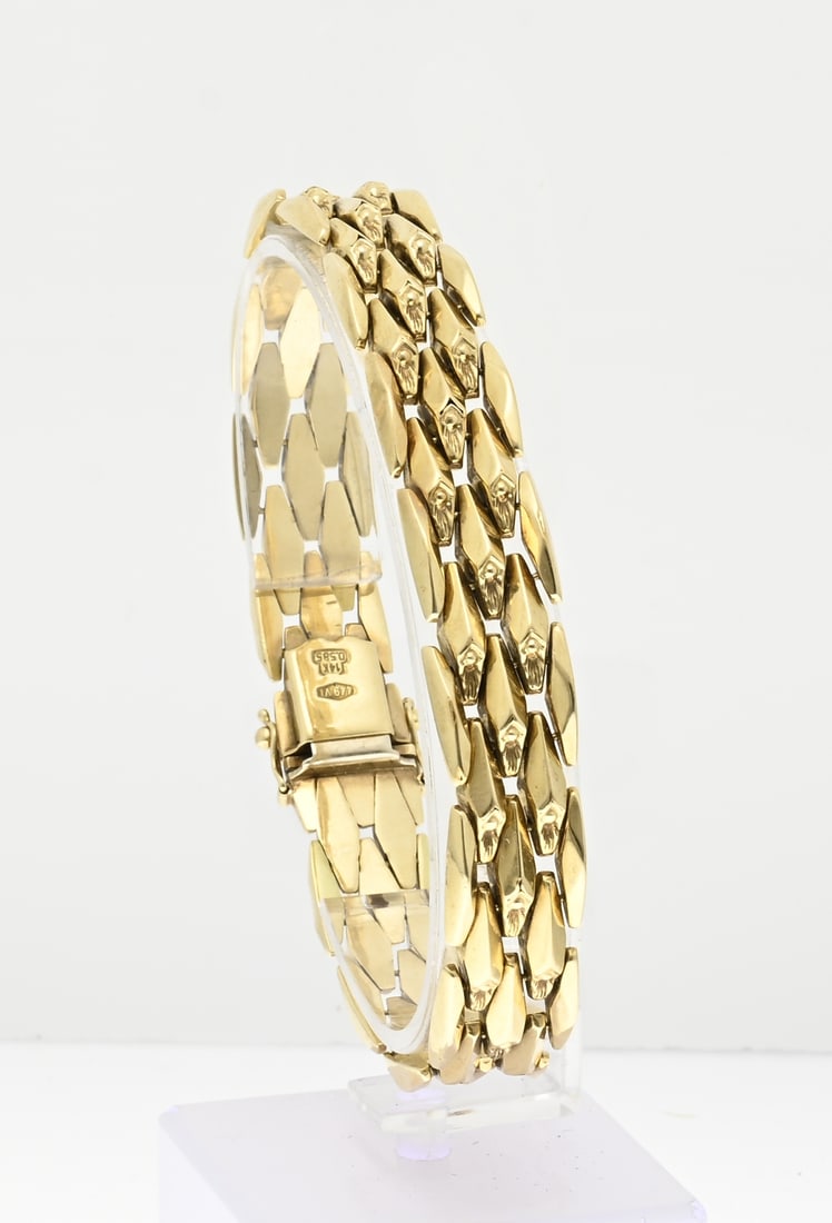 Gold bracelet: Yellow gold bracelet, 585/000, wide model with diamond-shaped links with a finish. The bracelet is equipped with a box clasp and pins. Width 12 mm. length 20 cm. approx. 25.2 grams. In very good
