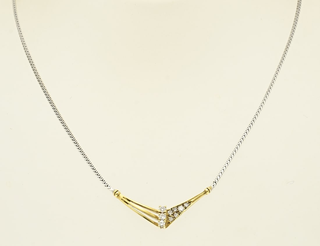 Gold choker with diamond: Gold choker, 585/000, with diamond. White gold necklace with square link, ø1.1 mm, with a yellow gold part in the middle, moon-shaped, set with brilliant cut diamonds, total approx. 0.16 crt W/P.