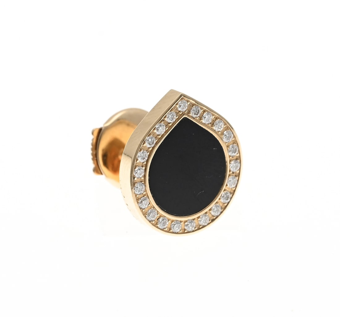 Repossi gold stud earring onyx and diamond: Special rose gold stud, Repossi, 750/000, with onyx and diamonds. Pear-shaped stud with an onyx and an edge set with brilliant-cut diamonds. Marked: R39003 1970AL. Size 11x11.5mm. approx. 2.3 grams.