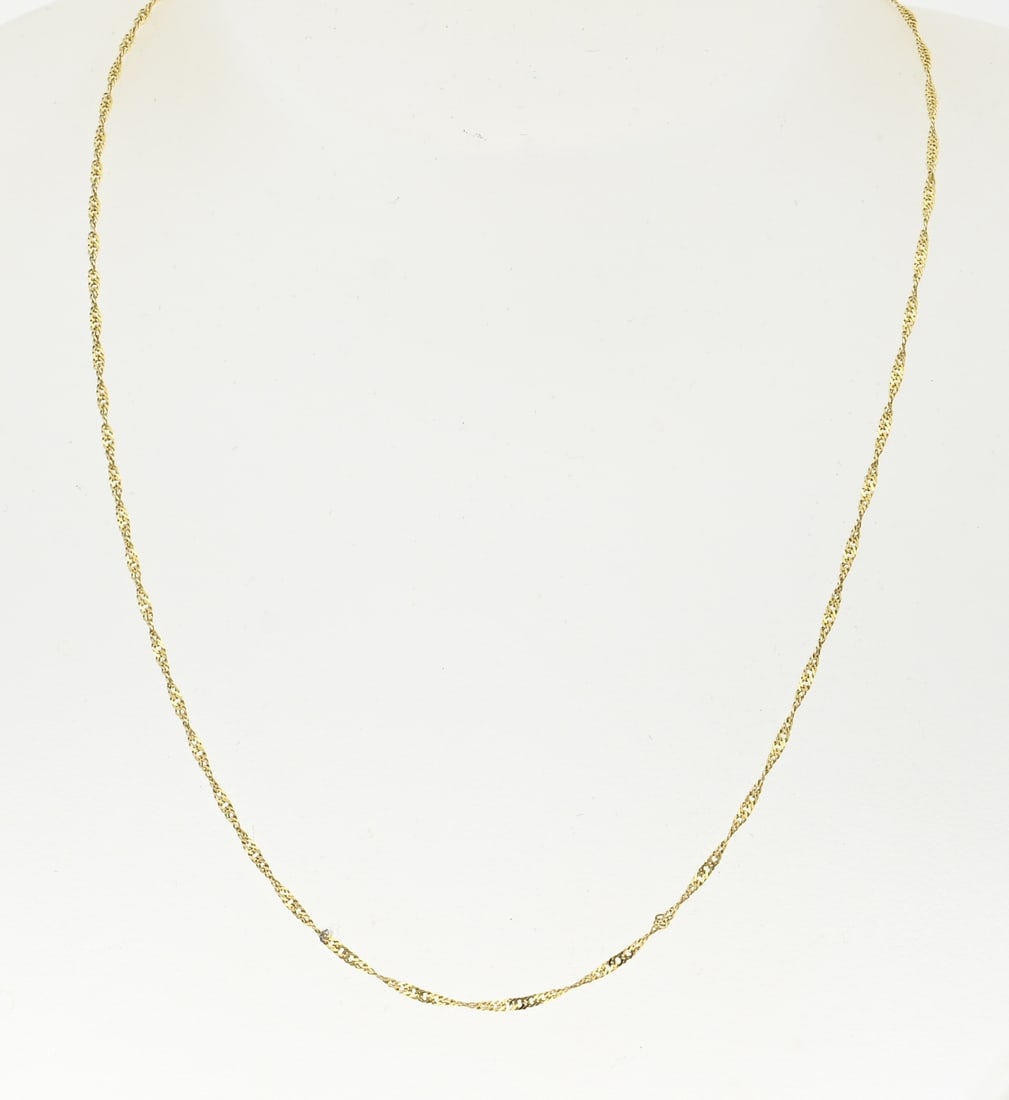 Gold Singapore Necklace: Yellow gold necklace, 585/000, with a Singapore link. 1.4 mm. Length 42 cm. approx. 1.7 grams. In good condition