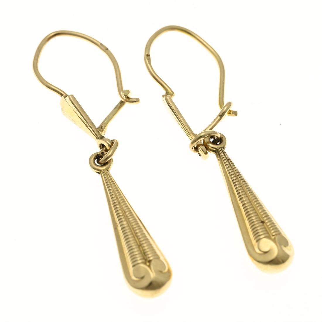 Gold earrings, trebled finish: Yellow gold earrings, 585/000. Brisures with a pear-shaped pendant decorated with rib work. Length 3.5 cm. Approx. 1.8 grams. In good condition.