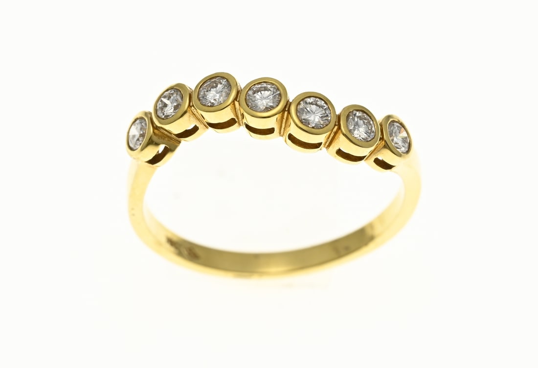Golden wavy row ring with diamond: Yellow gold ring, 750/000, with diamonds. A fine ring with a wave set with 7 brilliant cut diamonds, total approx. 0.38 crt TW SI, in smooth settings. ø 56, approx. 2.9 grams. New