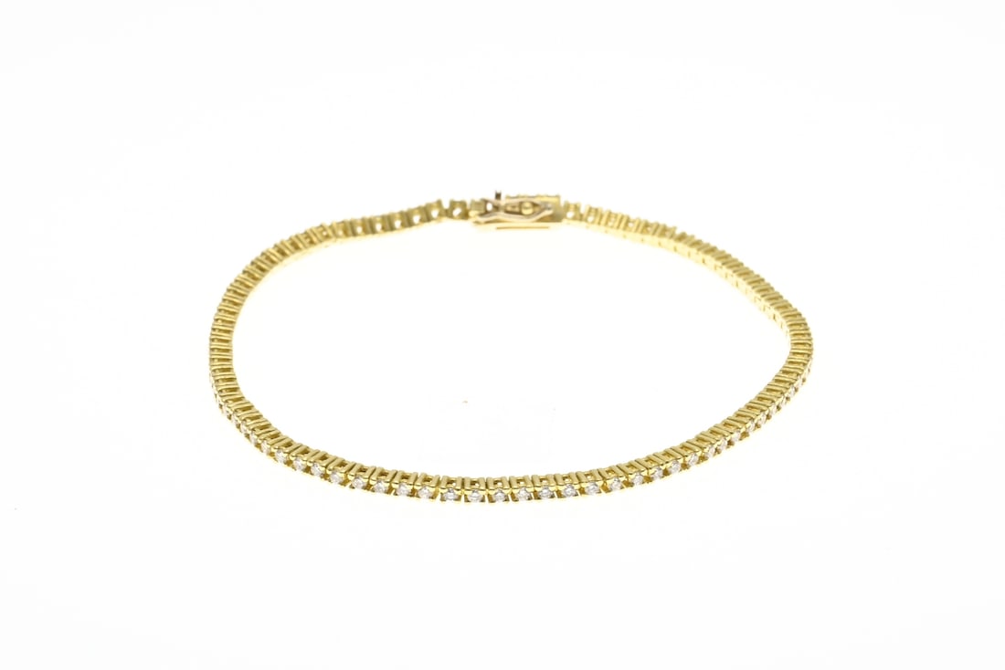 Gold tennis bracelet: Yellow gold tennis bracelet, 750/000, with diamonds. Fine bracelet completely set with brilliant cut diamonds, total approx. 1.5 ct. Width 1.9 mm. Length 17.2 cm. With a box clasp and safety. approx.