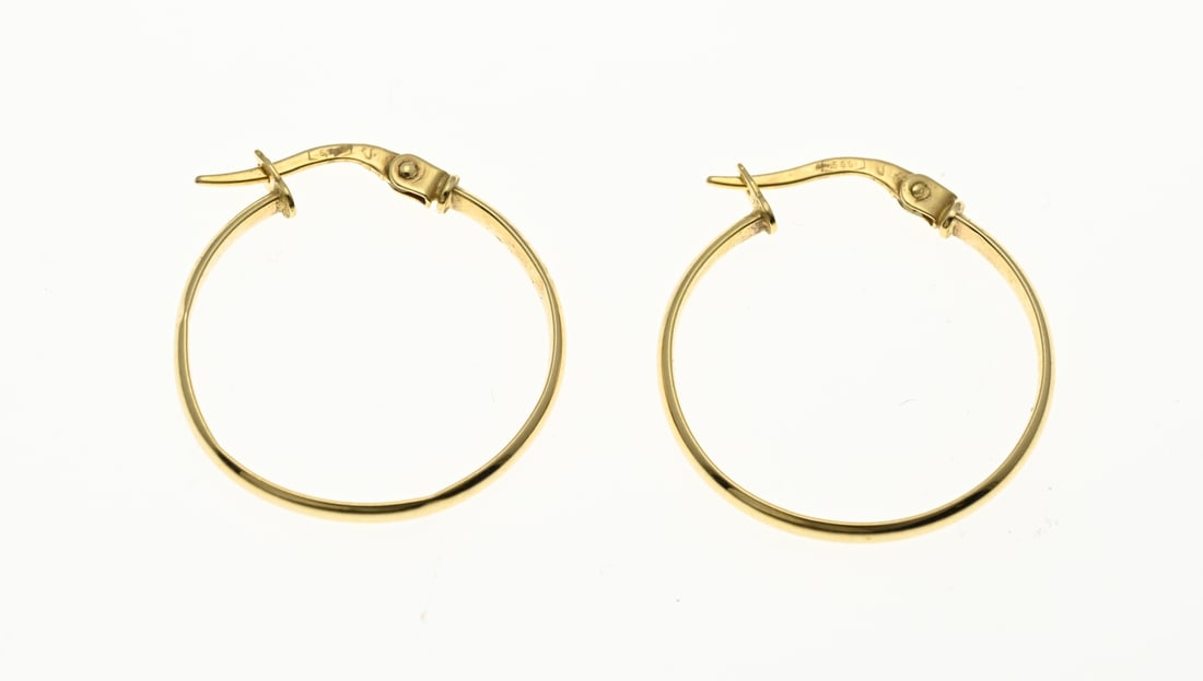 Golden hoop earrings: Yellow gold creoles, 585/000, with a hinge and semi-circular ring. One slightly out of shape, approx. 1 gram. ø 22 mm. width 2 mm.