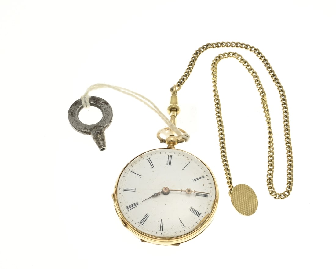 Gold pendant watch with double chain: Yellow gold pendant watch, 585/000, with a white enamel dial. ø 34 mm. Equipped with a key and a double chain. approx. 28 grams. In good condition