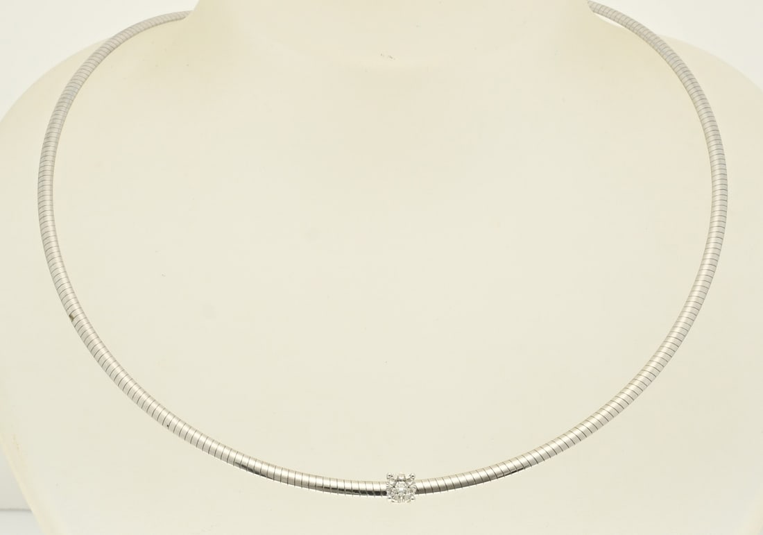White gold choker with diamond pendant: White gold omega necklace with a pendant, 585/000, with diamonds, Enchanted. White gold spang necklace, width 3 mm., with a white gold pendant in the shape of a rosette with 7 brilliant cut diamonds,