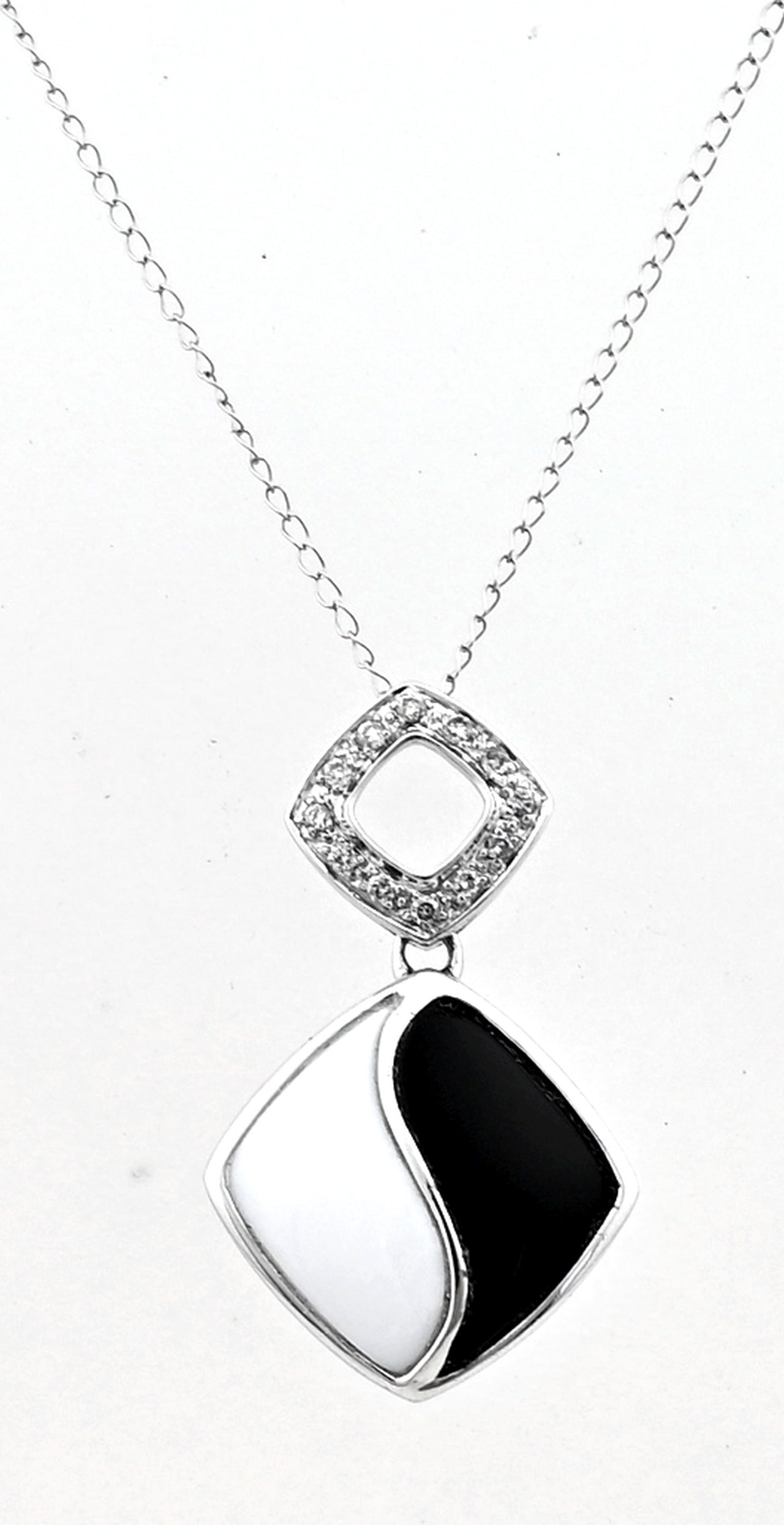 White gold pendant, Ying/Yang and diamond: White gold pendant, 585/000, diamond-shaped model with onyx, white agate and diamond. Pendant with a diamond-shaped pendant eye set with 12 diamonds, total approx. 0.06 ct and below that the
