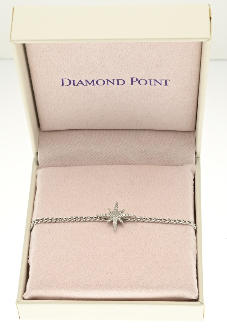 White gold bracelet with star, Cosmic: White gold bracelet, 585/000, with star with diamonds. Bracelet with gourmet links with a soldered star in the middle set with small brilliant cut diamonds, approx. 0.18 ct. H/SI. Length 18.3 cm.