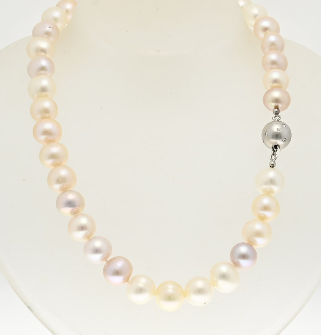 Pearl necklace with white gold clasp and diamond: Freshwater pearl necklace, ø 11 mm., multicoloured, attached to a white gold ball clasp, 585/000, with diamonds distributed over the clasp. ø 12.5 mm. clasp approx. 4 grams. Length 45 cm. In good