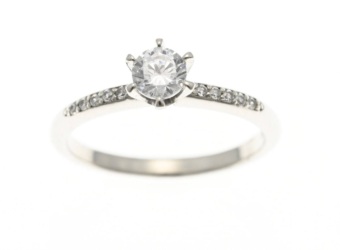 Platinum solitaire ring: Platinum solitaire ring, 950/000, with zirconia. Ring with a six-legged chaton set with a zirconia. In the band of the ring are 5 zirconia on both sides next to the chaton. ø 54. approx. 3.9 grams.