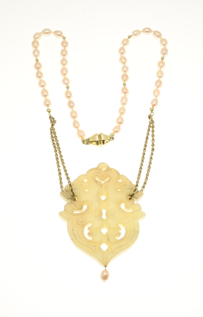 Pearl necklace with gold and jade pendant: Special pearl necklace, gold chain, 585/000, with a carved jade pendant. Necklace of cultured pearls with a light pink glow, with yellow gold cord chain underneath to which a large carved jade
