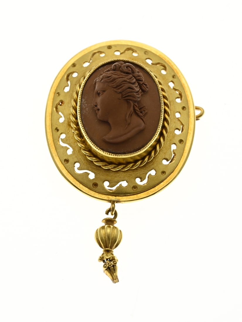 Antique gold brooch with a lava cameo: Antique yellow gold brooch, 585/000, with lava cameo. Oval brooch with a wide yellow gold edge with sawn work, a twisted edge. Set in the middle with an oval lava cameo. 24x41mm. including pendant.