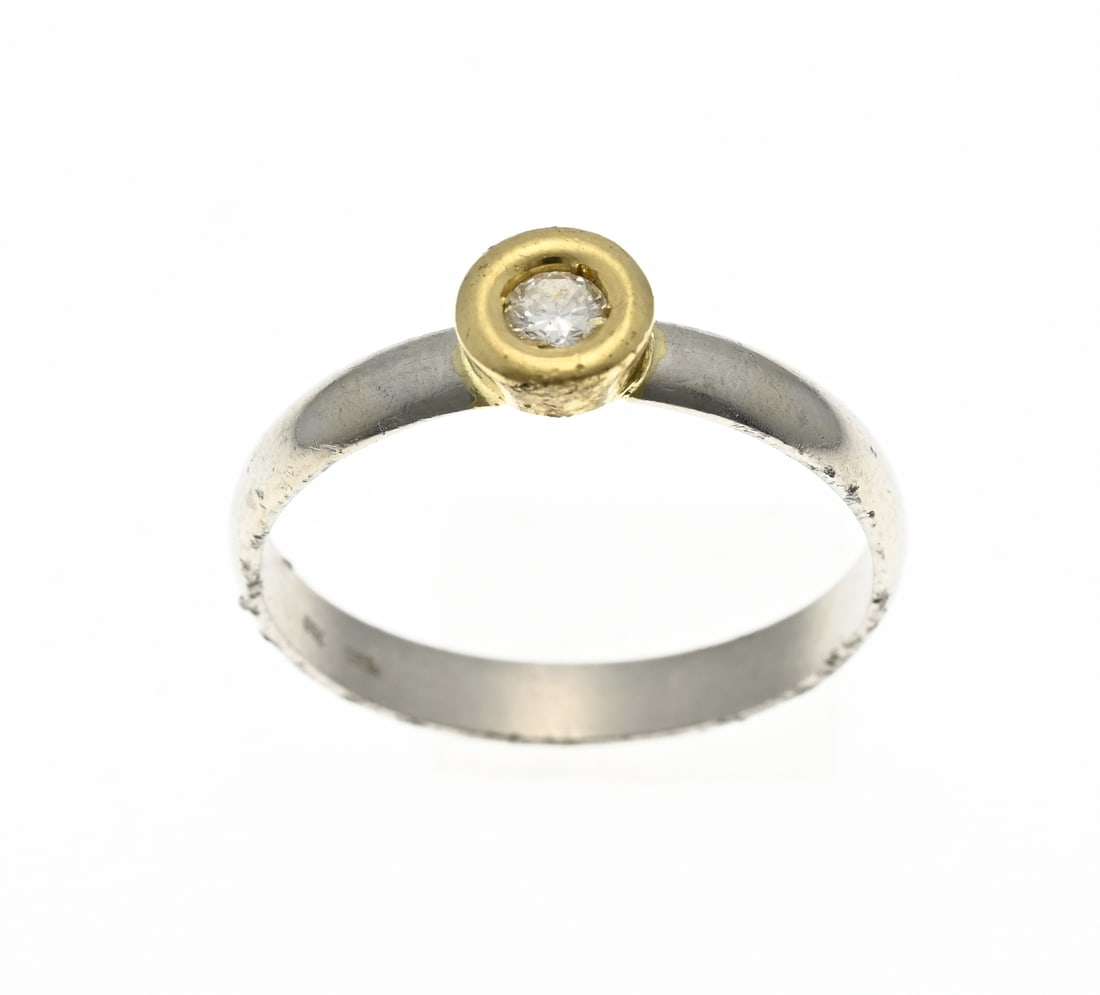Platinum ring with gold and diamond: Platinum ring, 950/000, with yellow gold round setting, 750/000, with diamond. Tight band with a round setting set with a brilliant cut diamond. approx. 0.18 ct. The band of the ring is damaged. ø