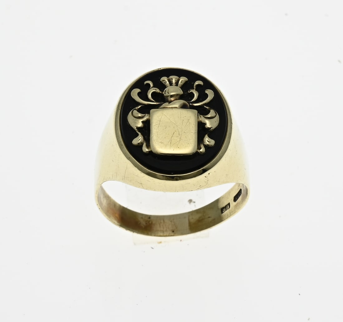 Signet ring with coat of arms and onyx: Signet ring, 333/000, with an onyx and a gold weapon element, 333/000. Width head 20 mm. ø 67. approx. 5.6 grams. In very good condition.
