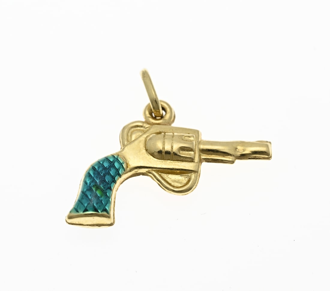 Golden pistol pendant: Yellow gold pendant, 585/000, in the shape of a revolver decorated with enamel. 25 mm. Dent in the barrel. approx. 1.6 grams. In good condition.
