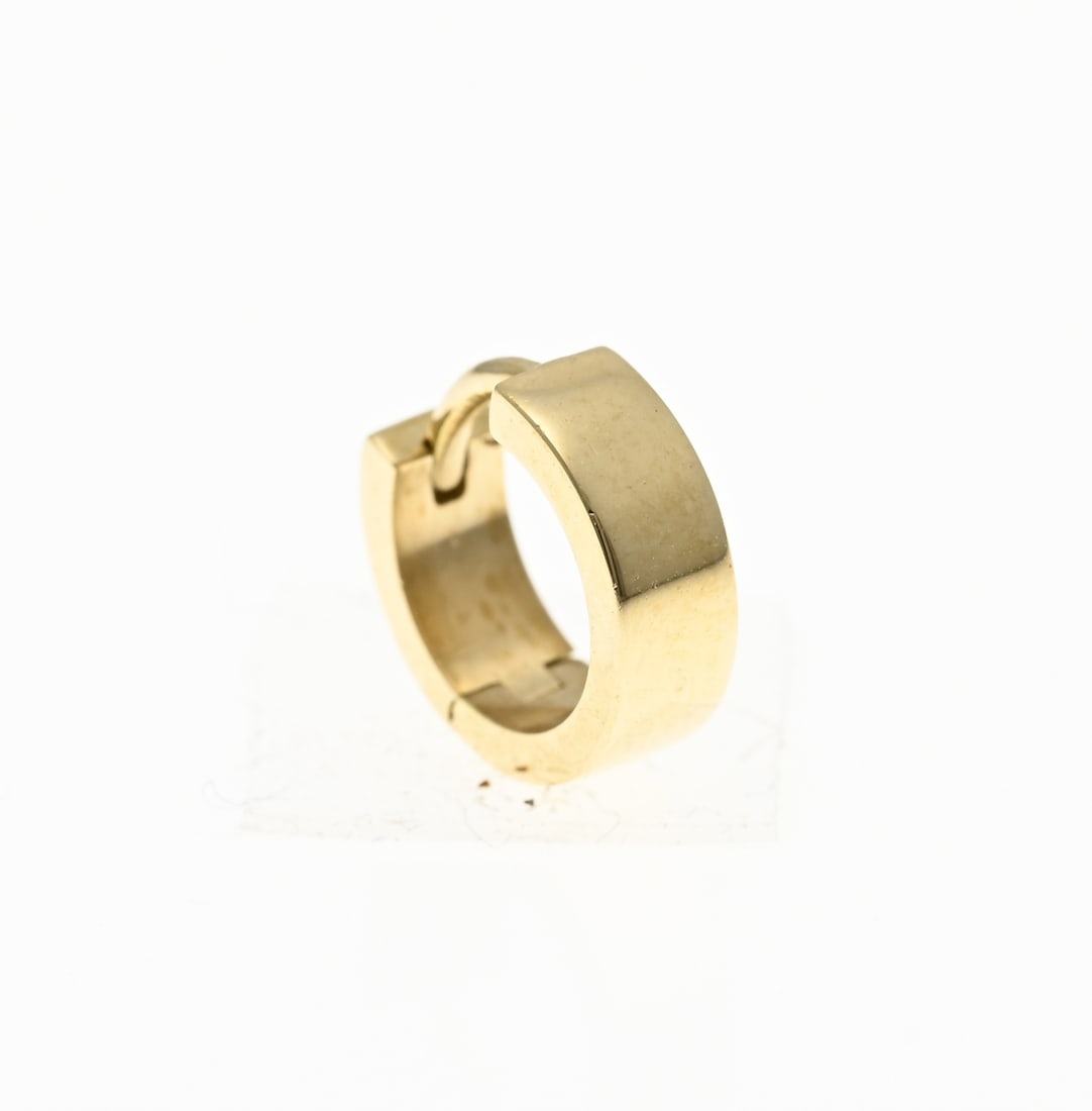 Gold earring, Le Gramme: Yellow gold creole, 750/000, from a rectangular tube, provided with clasp. Width 3.3 mm. ø creole 10 mm. Marked le gramme, fabrique en France. approx. 1.5 grams. In good condition.