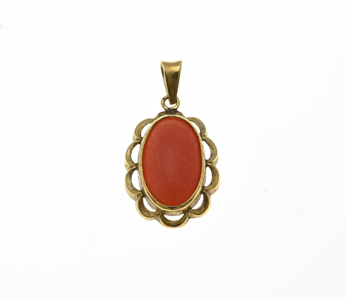 Gold pendant blood coral: Yellow gold pendant, 585/000, with blood coral. Oval openwork pendant with a scalloped edge and set with an oval cabochon cut blood coral. 28x16mm. approx. 2.4 grams. In good condition.