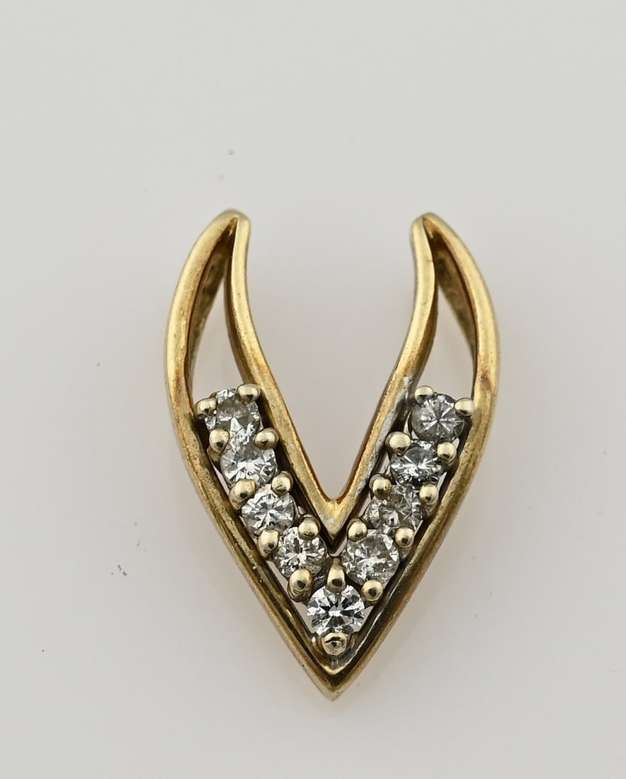 Gold pendant, V-shape, with diamond: Yellow gold pendant, 585/000, with diamond. V-shaped pendant with 9 brilliant cut diamonds. approx. 0.27 ct. 13x19mm. approx. 2.0 grams. In good condition