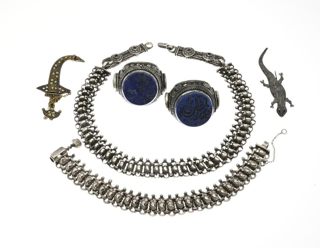 Asian jewelry: Lot Asian jewelry with various rings with lapis lazuli, brooches and a necklace and bracelet. White metal. In good condition.