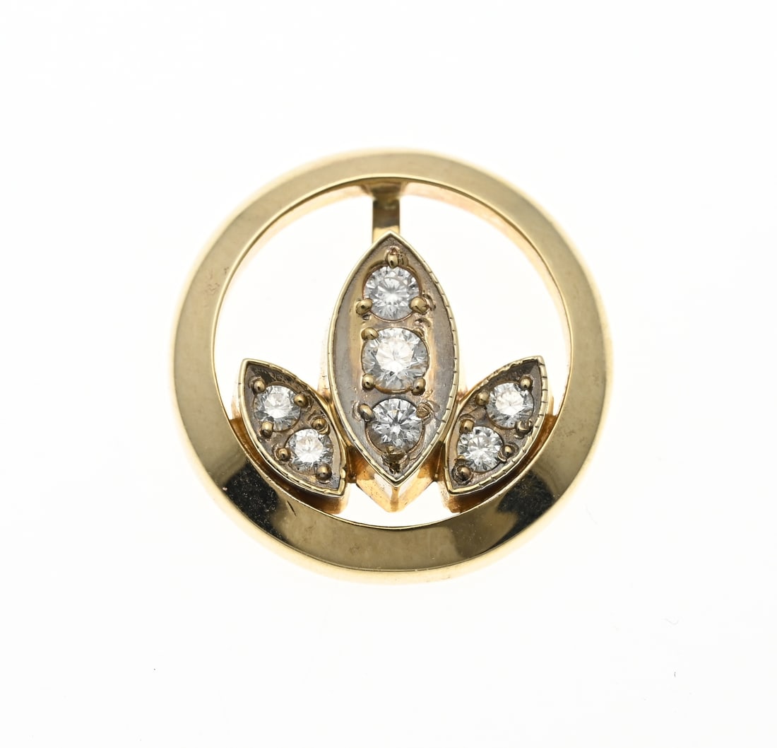 Pendant with diamond: Pendant with diamond, 416/000, with diamonds. Round openwork pendant decorated with 3 leaf elements and 7 brilliant cut diamonds, total approx. 0.20 ct. ø Pendant 18 mm. approx. 3.3 grams. In good