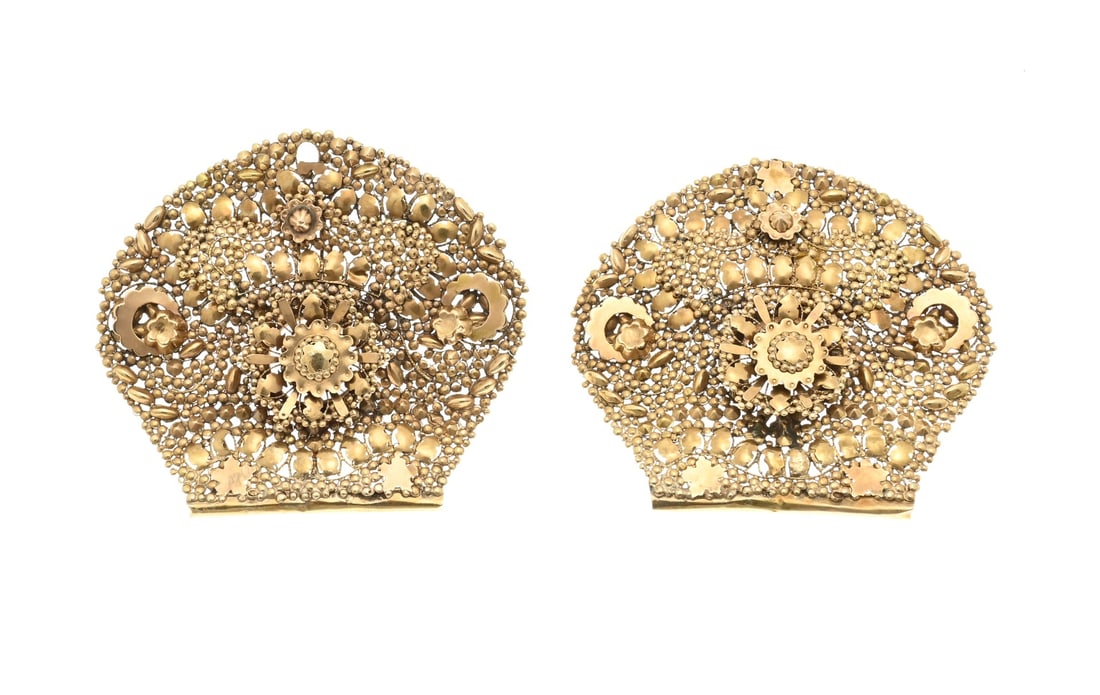 Golden end pieces: Two yellow gold end pieces of ear irons, 585/000, from filigree with soldered gold elements. With a hook. approx. 15.0 grams. 10.2x5.5cm. One with a break. In good condition.