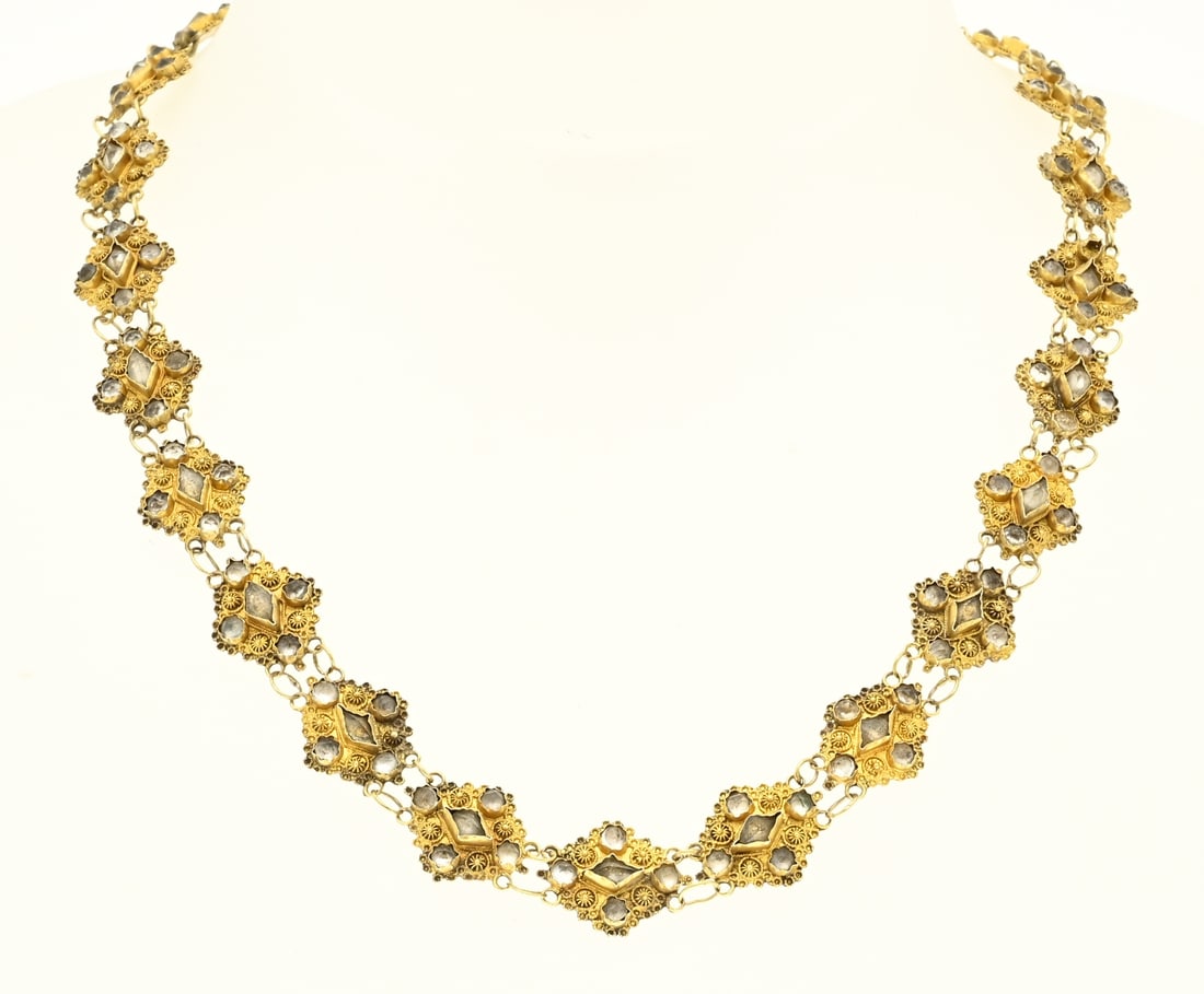 Golden boat necklace with simili: Yellow gold boat necklace, 585/000, with simili. Boat necklace with diamond-shaped links with buttons and 5 simili stones. The necklace has a box clasp and a safety. length 41 cm. length 13.7 grams.