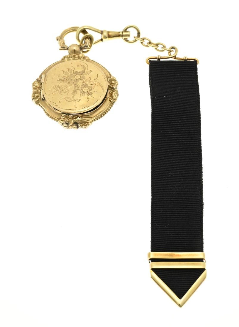 Gold medallion with black band: Yellow gold medallion, 585/000, with a gold hook attached to a black band. 3-17 cm. approx. 10.8 grams. In good condition.