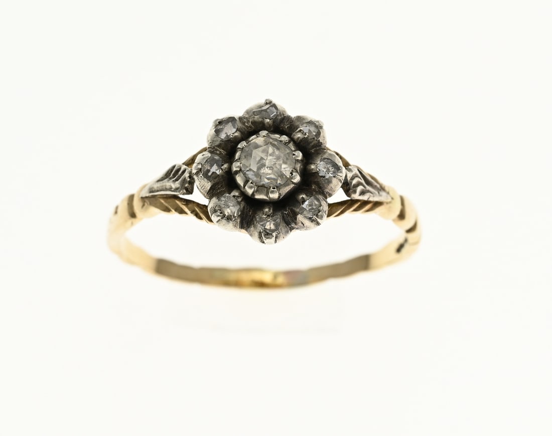 Gold rosette ring old diamond: Yellow gold ring, 585/000, with a silver rosette, 925/000, set with 9 diamonds with an old cut. ø head 9.5 mm. ø center stone approx. ø 4 mm. The ring has a worked band. approx. 2.6 grams. ø 58. I
