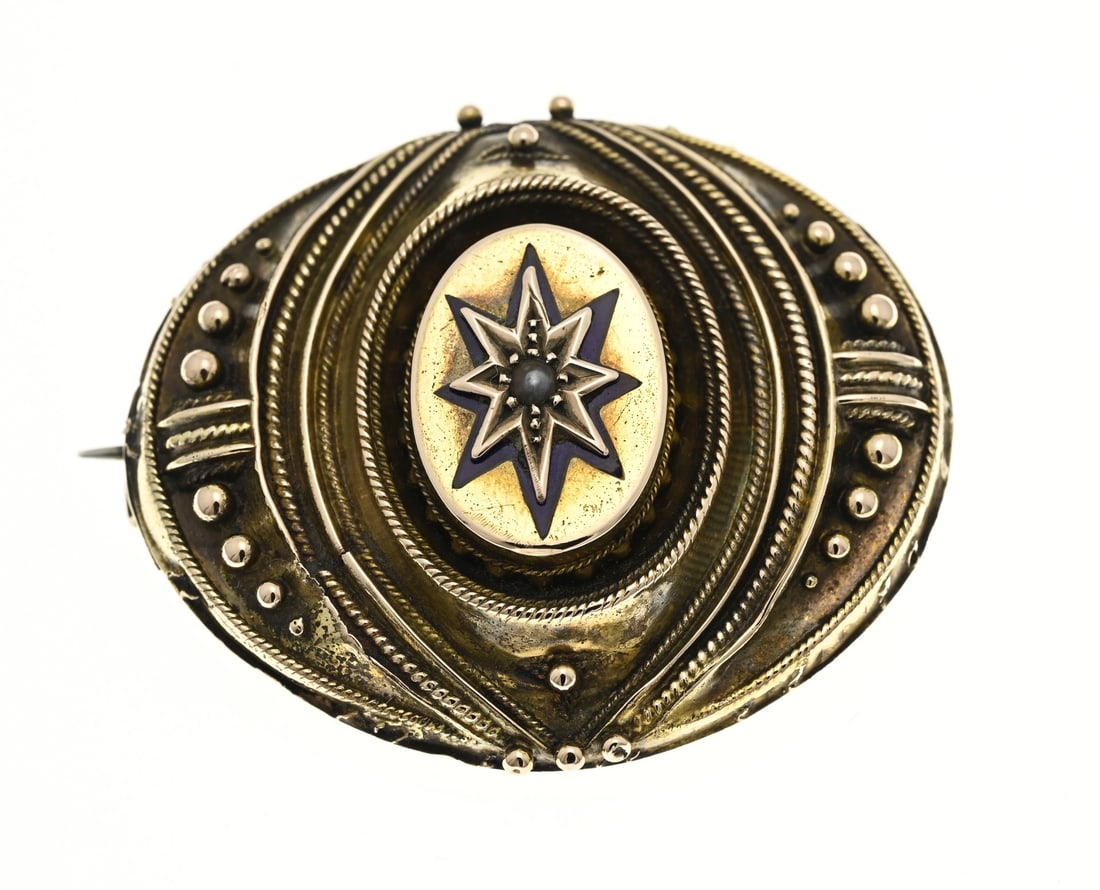 Golden shield brooch: Shield brooch with gold, 585/000, oval model with a star decoration and ball pattern. In the middle of the brooch is a pearl. Filled with plaster. 3.5x4.5cm. In good condition.