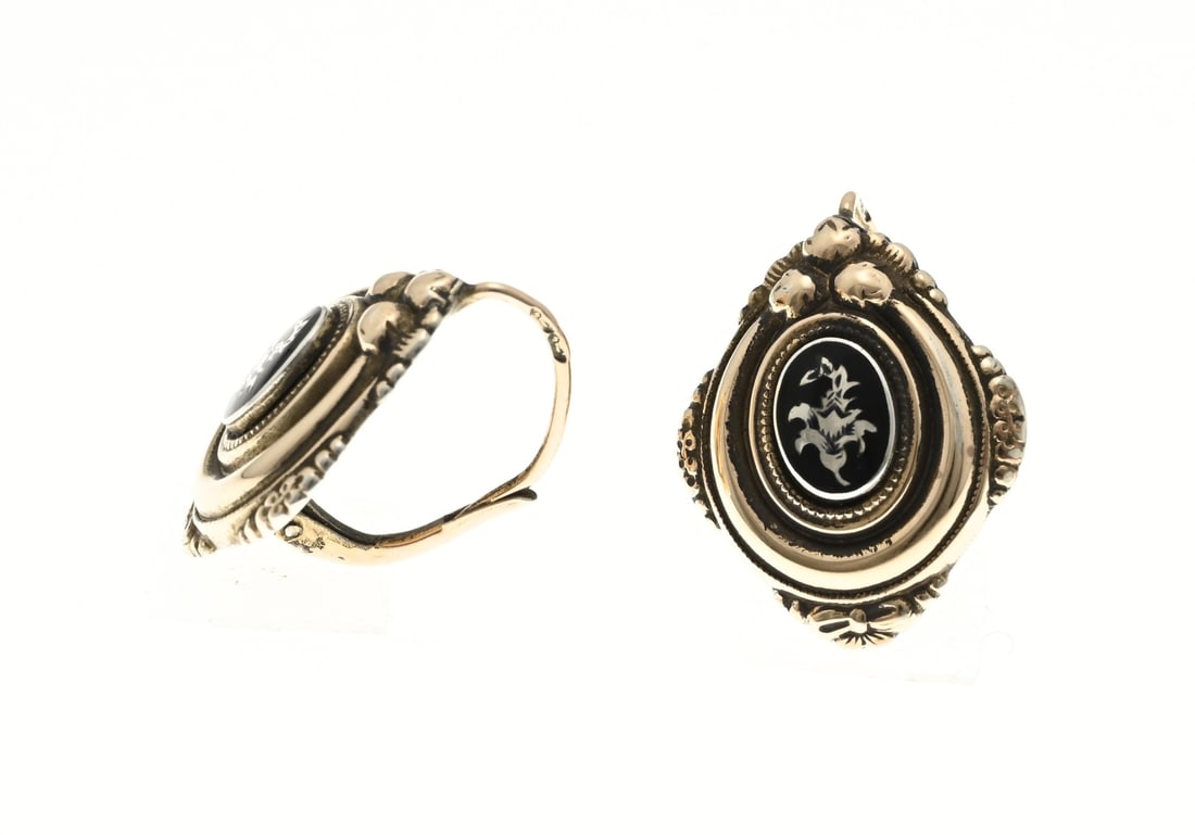 Earrings with gold: Silver earrings in the shape of a shield. Oval contoured model decorated with balls and floral decoration. In the middle of the earrings is a black enameled part with floral element. 23x17.5mm.
