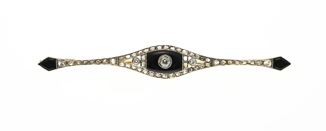 Gold bar brooch with onyx and diamond, 14 kt: Yellow gold bar brooch, 585/000, with onyx with diamond. Brooch with 3 onyx elements, 3 brilliant cut diamonds and various small diamonds with an old cut. Length 8.2 cm. approx. 6.0 grams. In good
