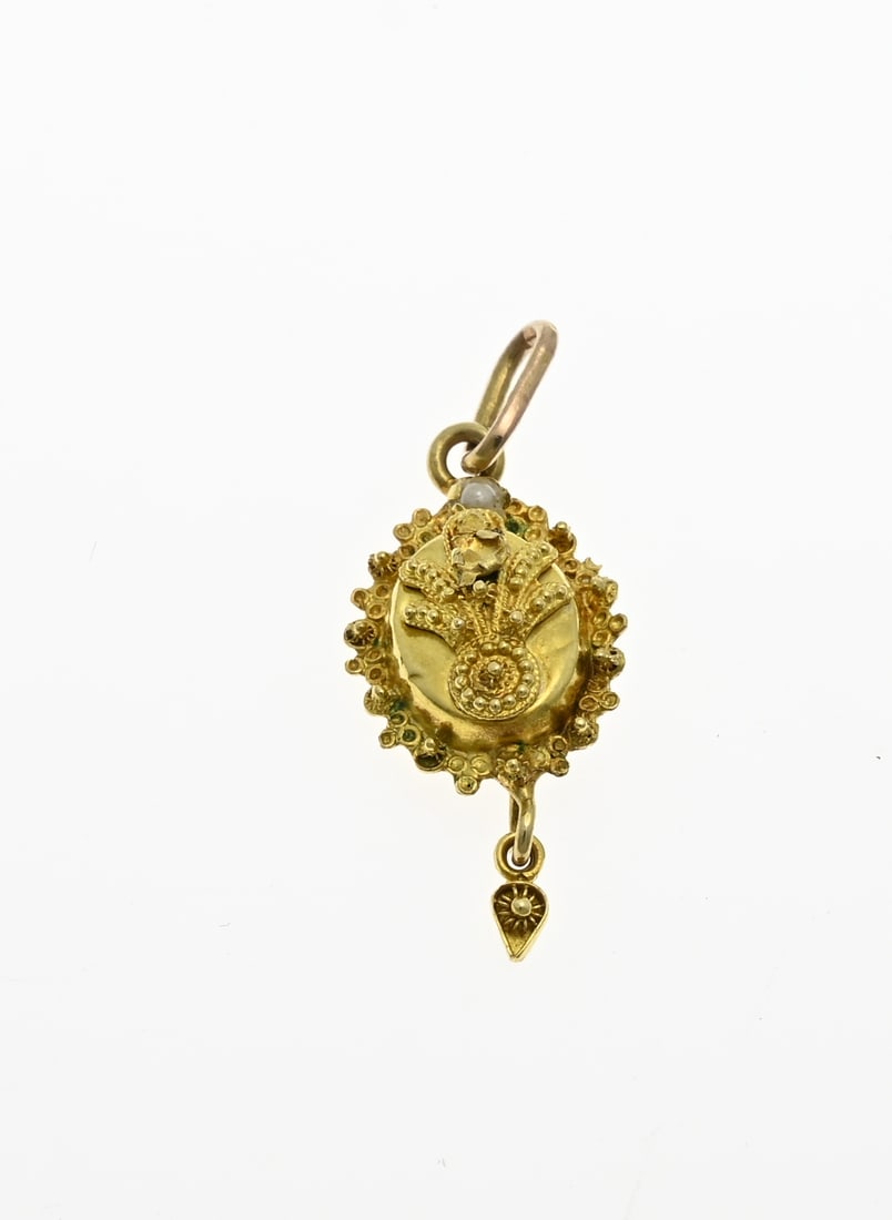 Golden pendant with regional pattern: Yellow gold pendant, 585/000, oval regional model with a flower element and a pendant. 30x10mm. approx. 0.8 grams. In good condition.