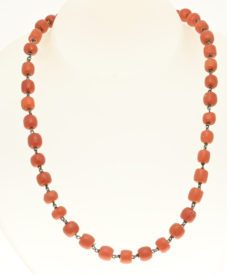 Blood coral necklace: Necklace of 41 blood corals, cheese-shaped, ø 6.5-8mm, attached to each other with metal eyes and a silver clasp. approx. 34.2 grams. 46 cm. In good condition.