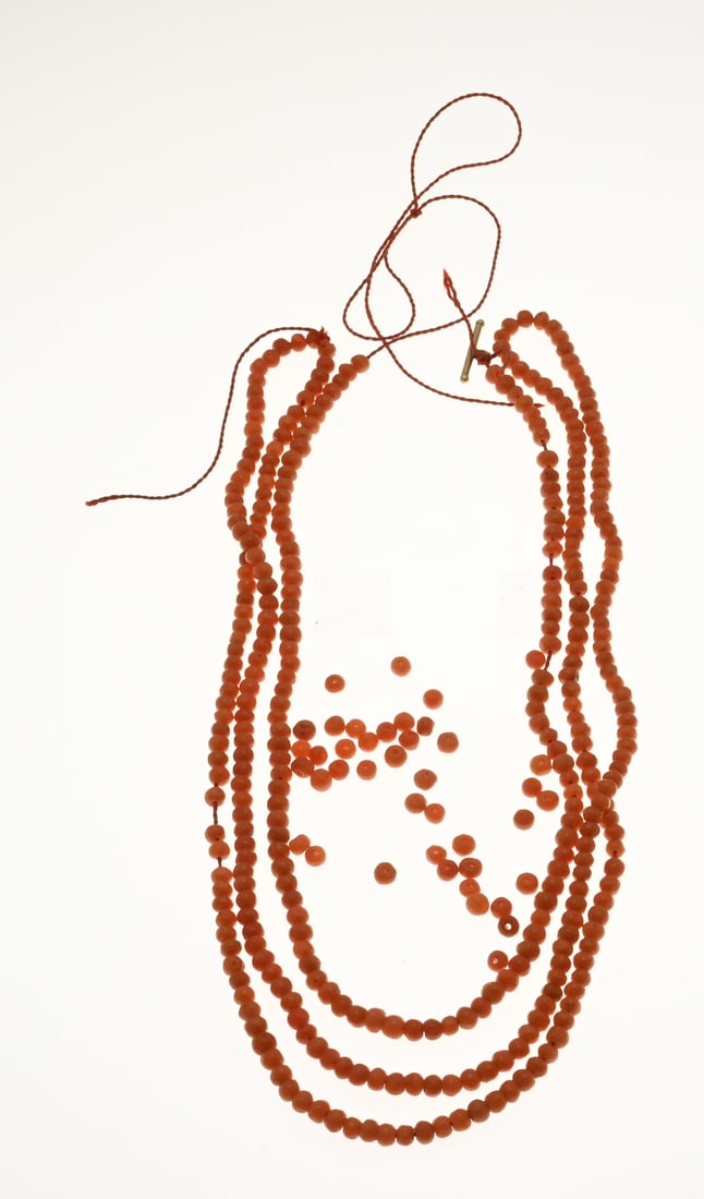 Blood corals: Lot of red corals, round shaped ø 3.5 mm. length approx. 90-95 cm. total approx. 16 grams. In good condition.