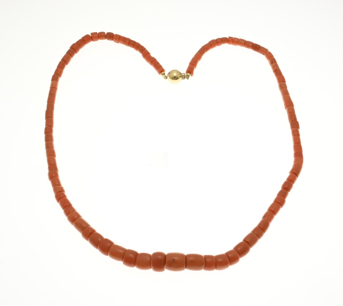 Necklace of blood corals with gold clasp: Necklace with blood corals, barrel-shaped, tapering in width 5-9.5 mm. The necklace has a yellow gold ball clasp, ø 9 mm. Length 53 cm. approx. 35 grams. In good condition.