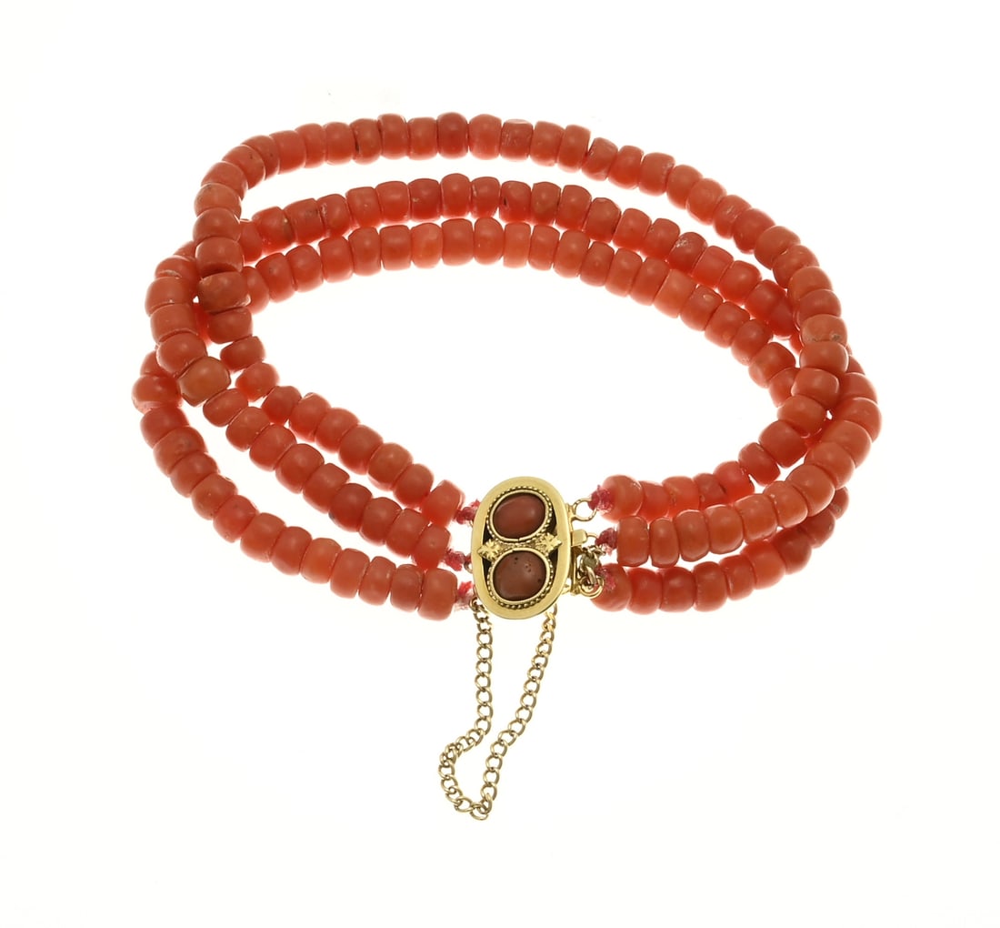 Bracelet with 3 rows of blood corals and gold clasp: Bracelet with 3 rows of blood corals, cheese-shaped model, attached to an oval yellow gold clasp, 750/000, decorated with 2 oval blood corals. 15x10mm. 17 cm. approx. 23.3 grams. In good condition.
