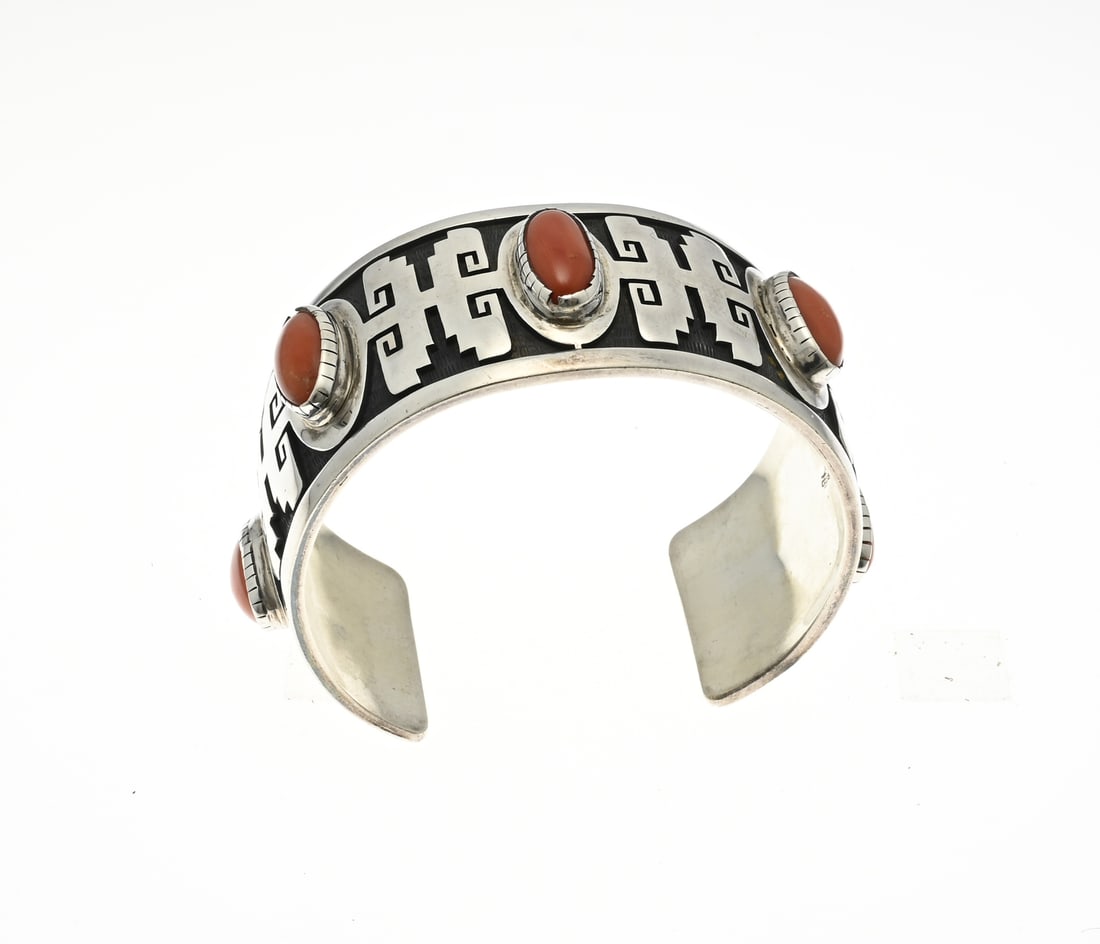 Silver clamp bracelet with blood coral: Vintage silver clamp bracelet, 925/000, Nativo American, with an oxidized finish and decorated with 5 oval cabochon cut corals. Width 29 mm. ø 57x46mm. approx. 79.6 grams. In very good condition.