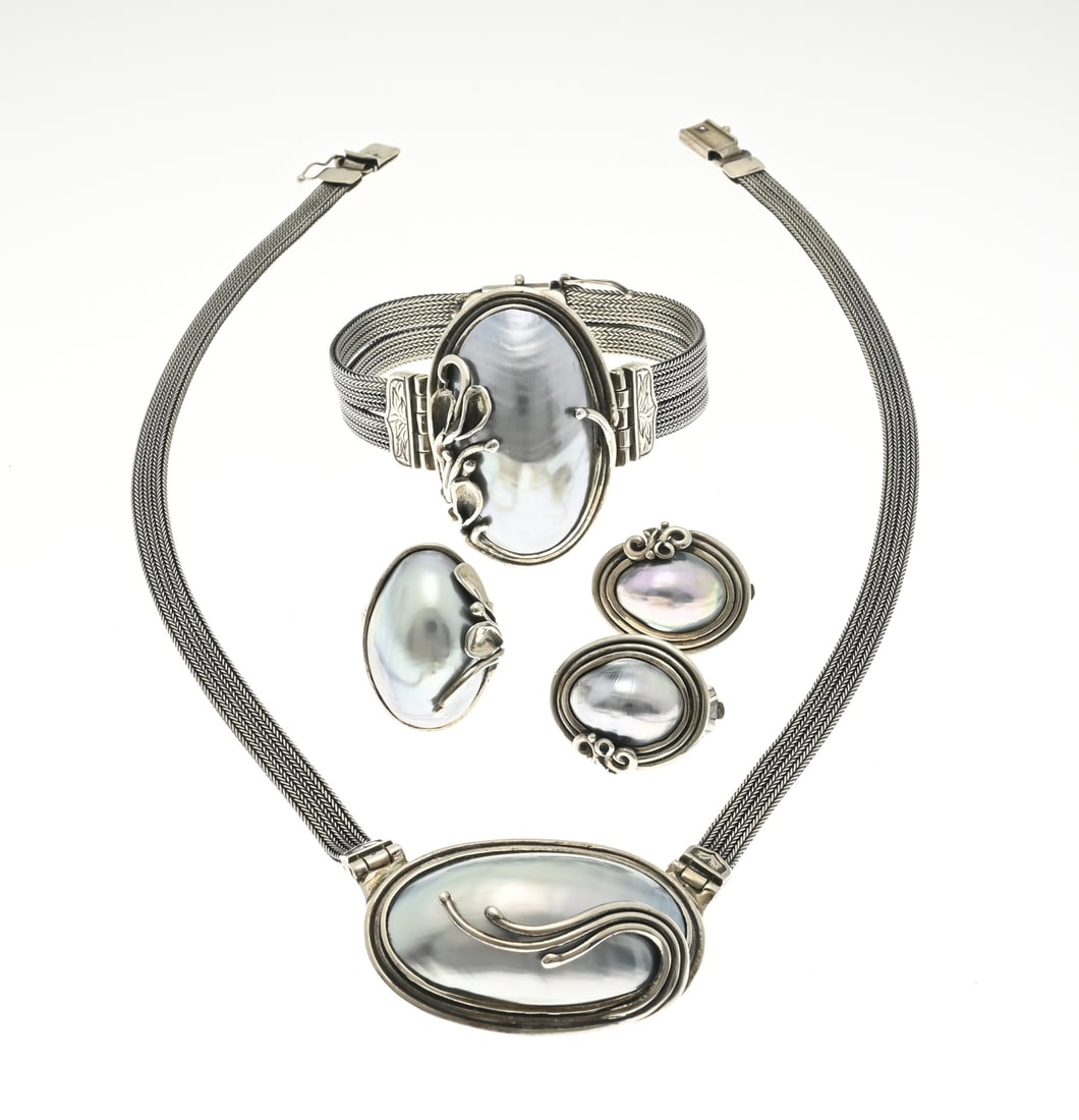 Lot silver jewelry osama pearl: Lot of silver jewelry, 925/000, with osama pearls. A choker, bracelet. ring and ear clips placed in an organically decorated case and set with an osama pearl. choker 45 cm. Width bracelet 45 mm.