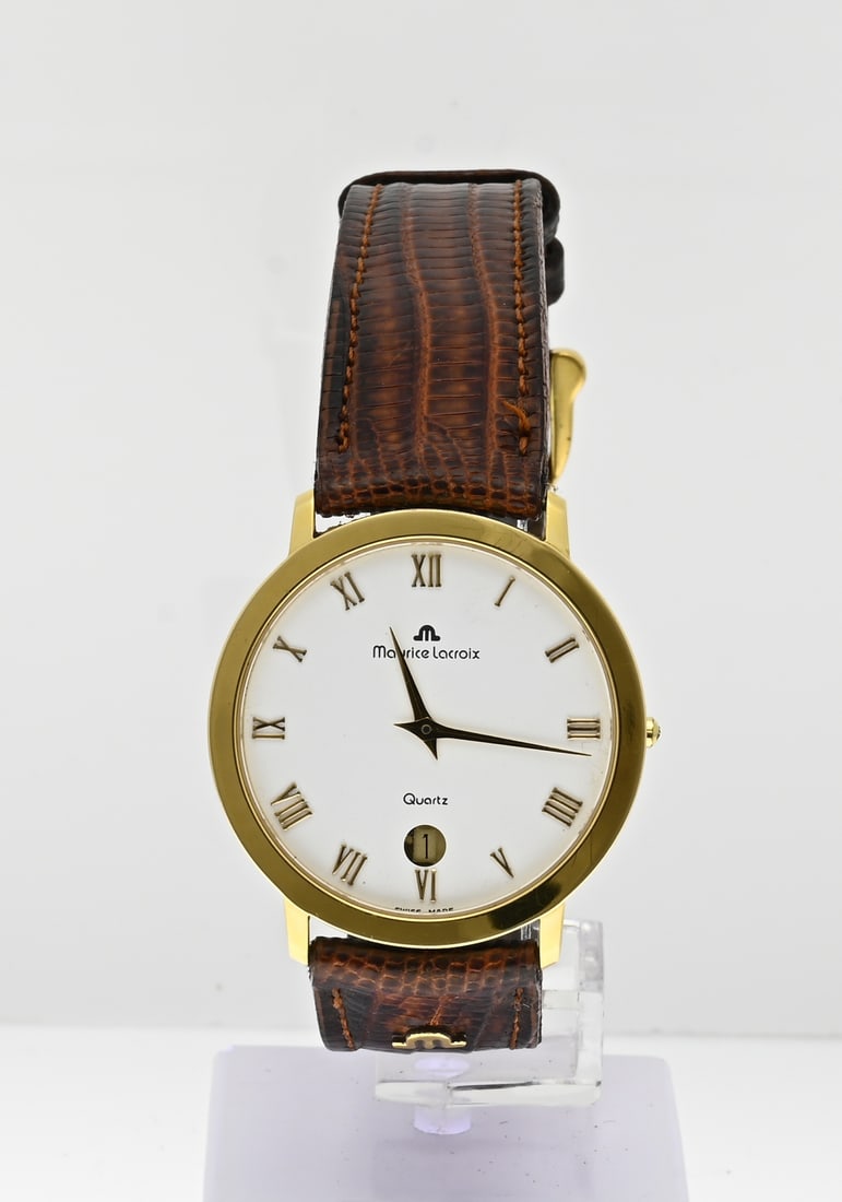 Maurice Lacroix with box: Maurice Lacroix watch, flat round gold plated model with a white dial with date display. ø case 33 mm. Quartz. The watch is attached to an original brown leather strap. ref. no.: 08330. In original