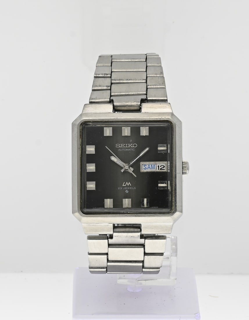 Vintage Seiko automatic square: Vintage Seiko Lord Matic square watch, 70s, with a square steel case with a day and date display. Equipped with a steel strap. Ref.: 5606-5110. Width 33 mm. Length approx. 20 cm. Automatic, working.