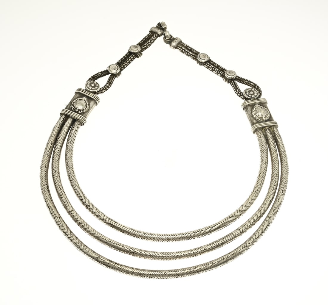 Silver necklace, 3 rows.: Necklace with in the middle an element with 3 rows of round braided pieces of chain attached to rectangular elements with decoration. With a double folded necklace with a square foxtail link. Length