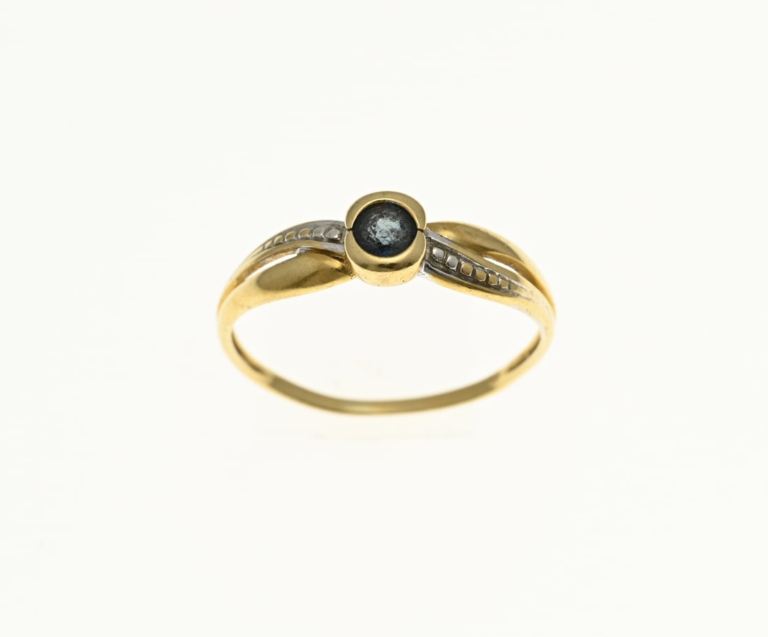 Gold ring with blue sapphire: Yellow gold ring, 750/000, with a worked edge and a smooth setting set with blue sapphire. ø 5 mm. ø50. approx. 1.3 grams. In good condition.