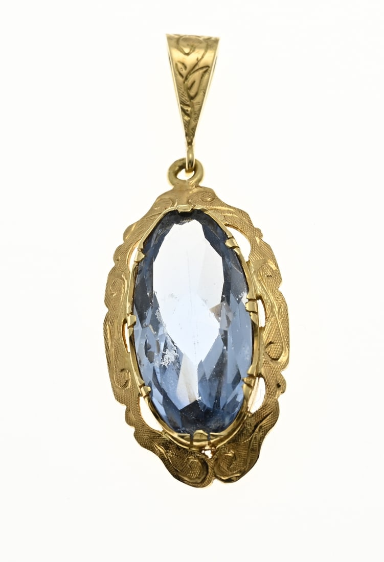 Gold pendant with light blue stone: Yellow gold pendant 585/000, with a light blue stone. Oval pendant with a worked edge with trebled work, set with an oval faceted light blue stone. Size 3.7x1.5cm. including eye. approx. 3.9 grams.