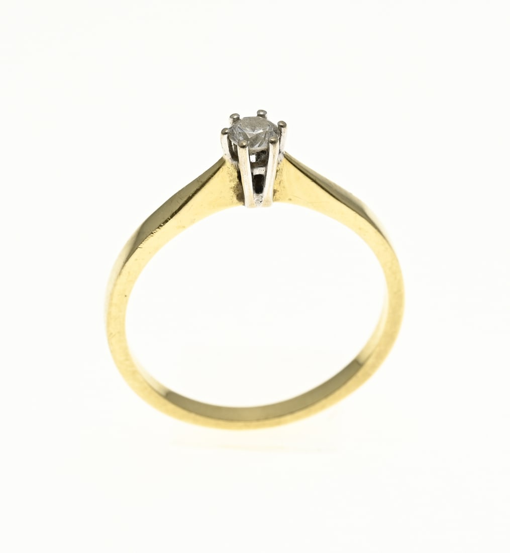 Gold solitaire ring with diamond: Yellow gold ring, 750/000, with a diamond. Yellow gold ring with a white gold 6 prong chaton set with a brilliant cut diamond, 0.18 ct, H/VS. approx. 3 grams. ø 58. Diamond Point, with certificate.